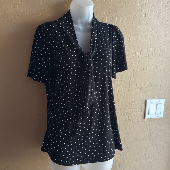Dress top SS NWT black white dot V neck Large non cling fitted flowing stitchfix - Picture 6 of 7